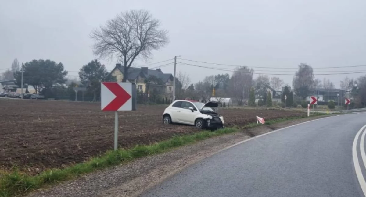 Groźny wypadek pod Toruniem. Auto staranowało znak i przewróciło się na bok