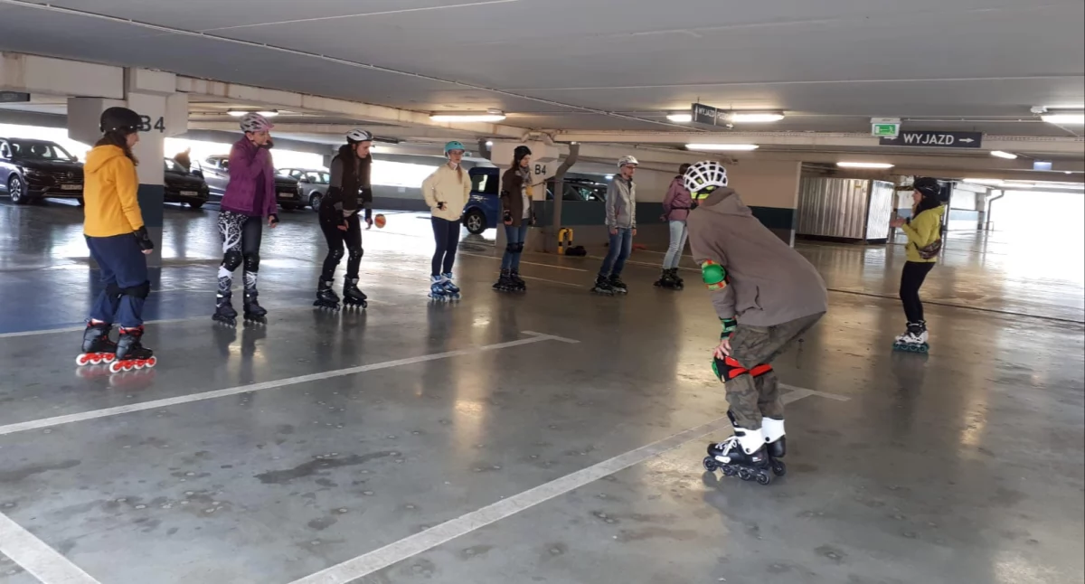 Na wielkim parkingu w Toruniu odbędą się bezpłatne warsztaty jazdy na rolkach 
