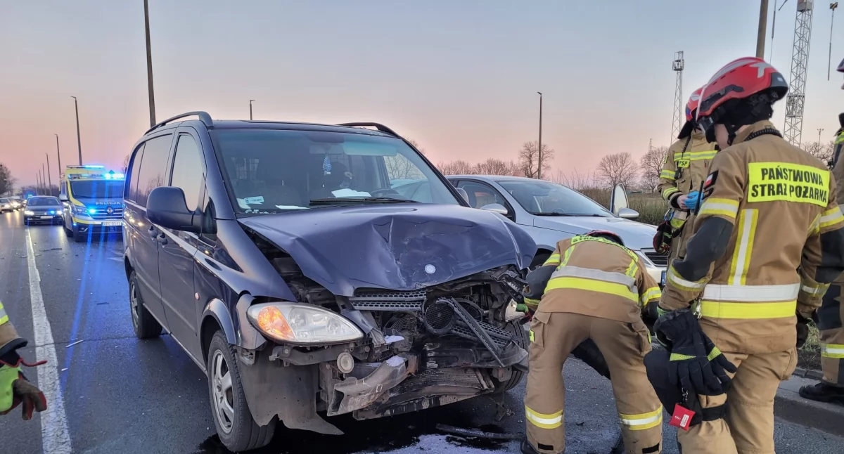 Wypadek na ruchliwej trasie w Toruniu.  Wpadły na siebie dwa auta