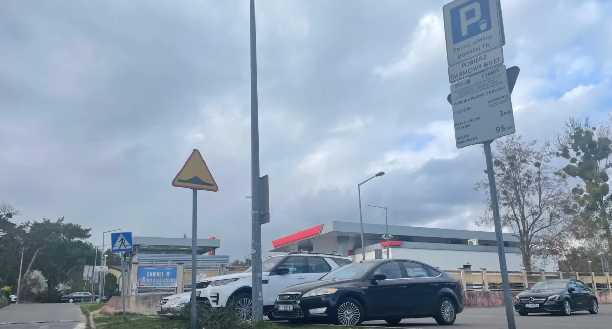 Przed kolejnym marketem w Toruniu wprowadzono płatny parking. Mieszkańcy mają problem