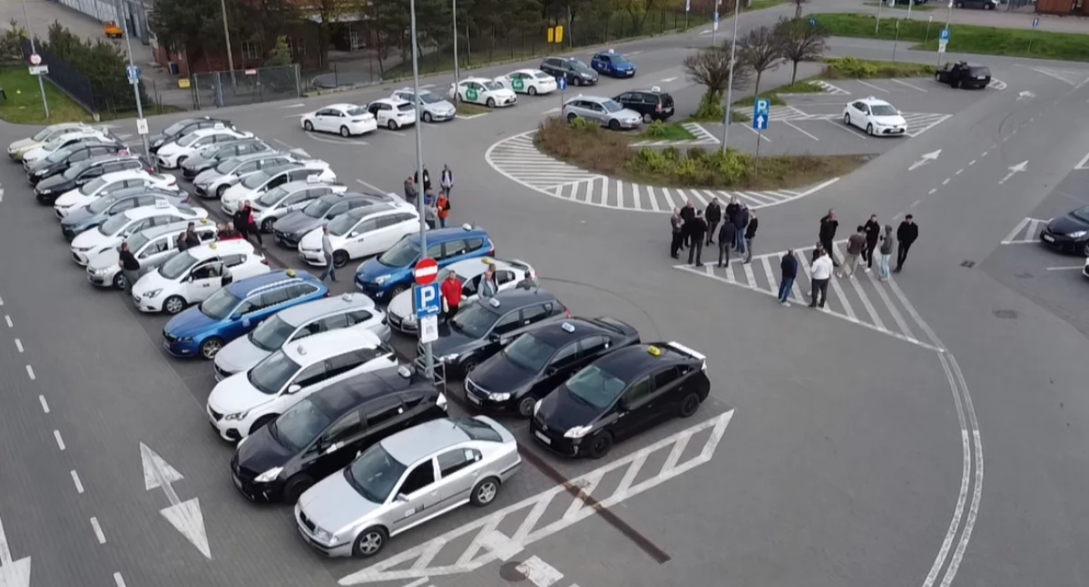Protest kierowców Ubera i Bolta w Toruniu. Szpaler taksówek stanął na parkingu