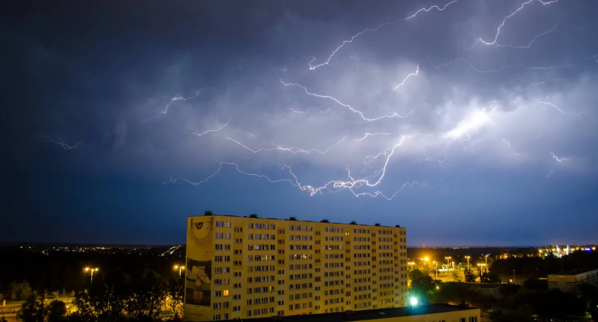 Przez Toruń przejdzie burza z silnym wiatrem. Wydano ostrzeżenie