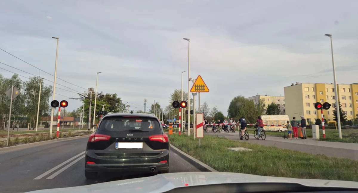 Szlabany zablokowały przejazd kolejowy w Toruniu. Pociąg nie przejechał