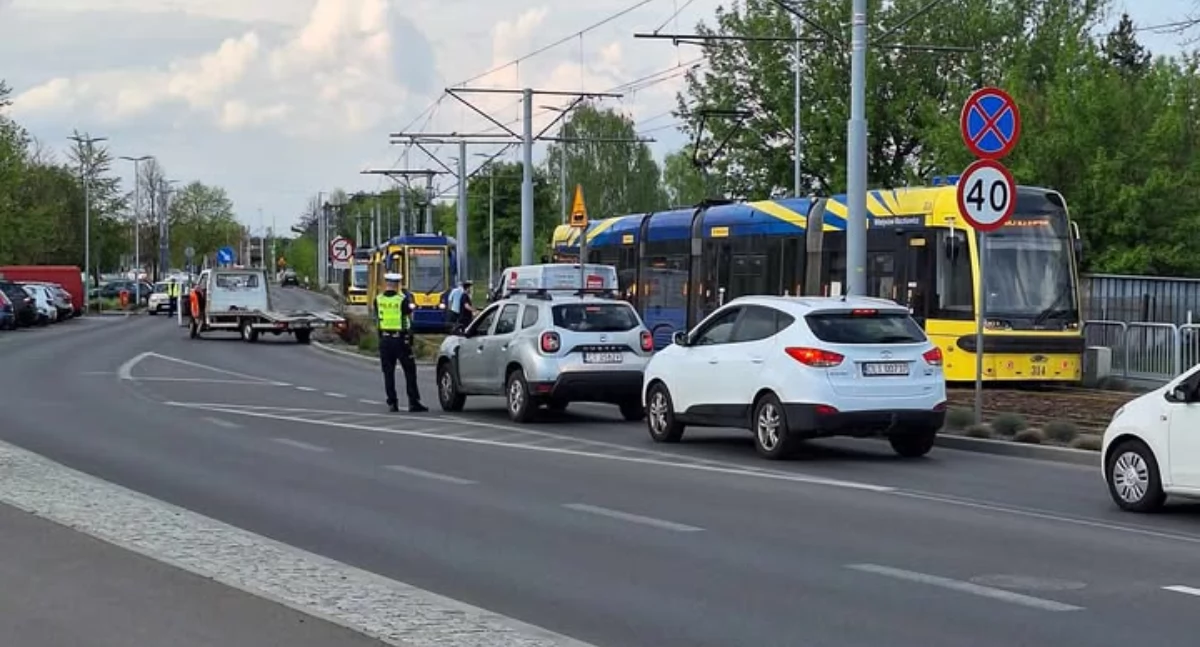 Poważny błąd młodego kierowcy w Toruniu. Wjechał dostawczakiem w tramwaj