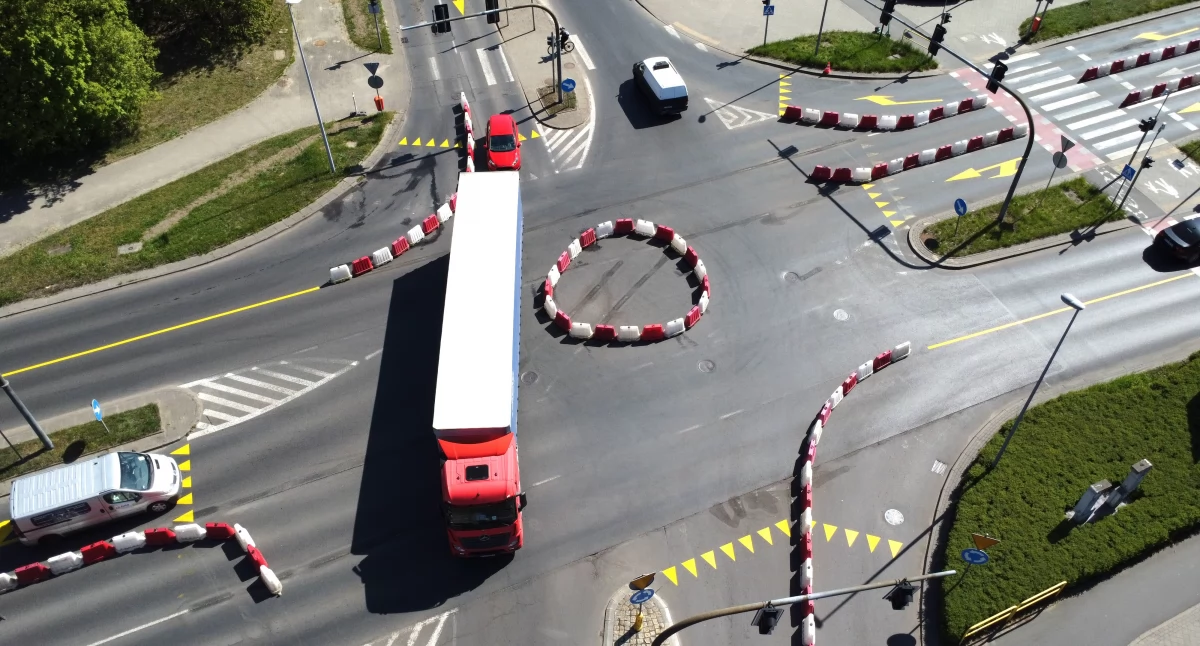 Wielki test w Toruniu. Na ruchliwym skrzyżowaniu ustawiono rondo na próbę