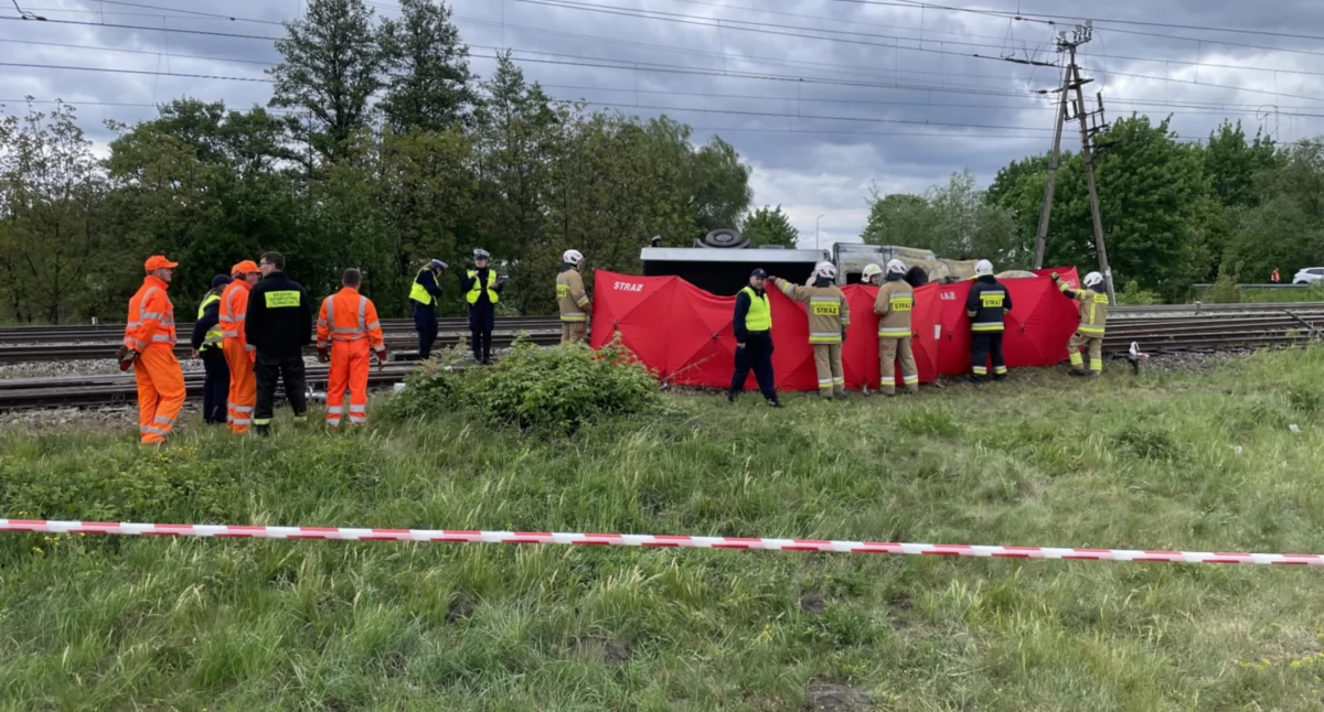 Tragiczny wypadek na przejeździe pod Toruniem. Szlabany zostały podniesione zbyt szybko