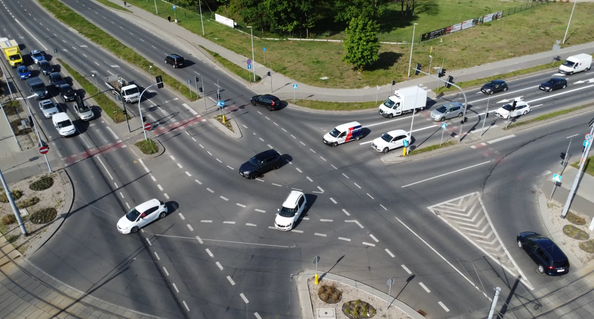 Zmiany na ruchliwym skrzyżowaniu w Toruniu. Wprowadzono nowe rozwiązania