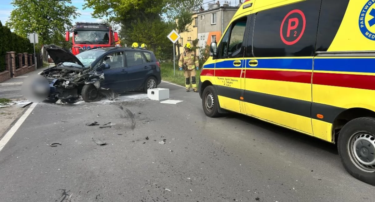 Poważny wypadek pod Toruniem. Zniszczone auto zablokowało przejazd