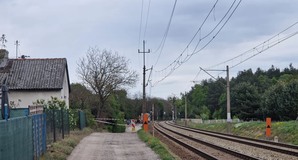 Ewakuacja pod Toruniem. Słup runął na przejeżdżający pociąg