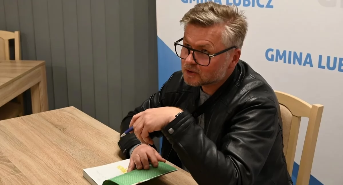 Dziennikarz Jakub Porada spotkał się z czytelnikami w bibliotece pod Toruniem