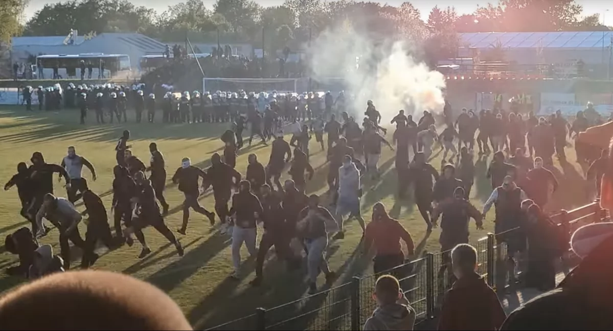 Burda na meczu Elany Toruń. Chuligani wtargnęli na murawę