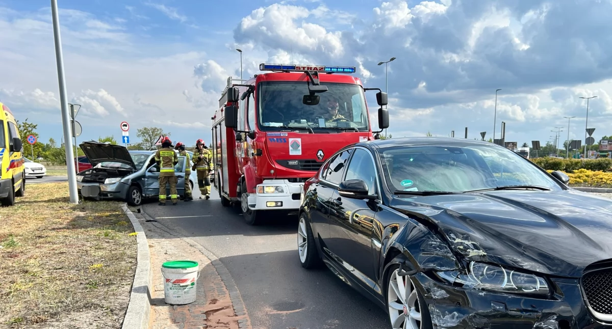 Wypadek na ruchliwym rondzie w Toruniu. Młoda kobieta wjechała w luksusowego Jaguara