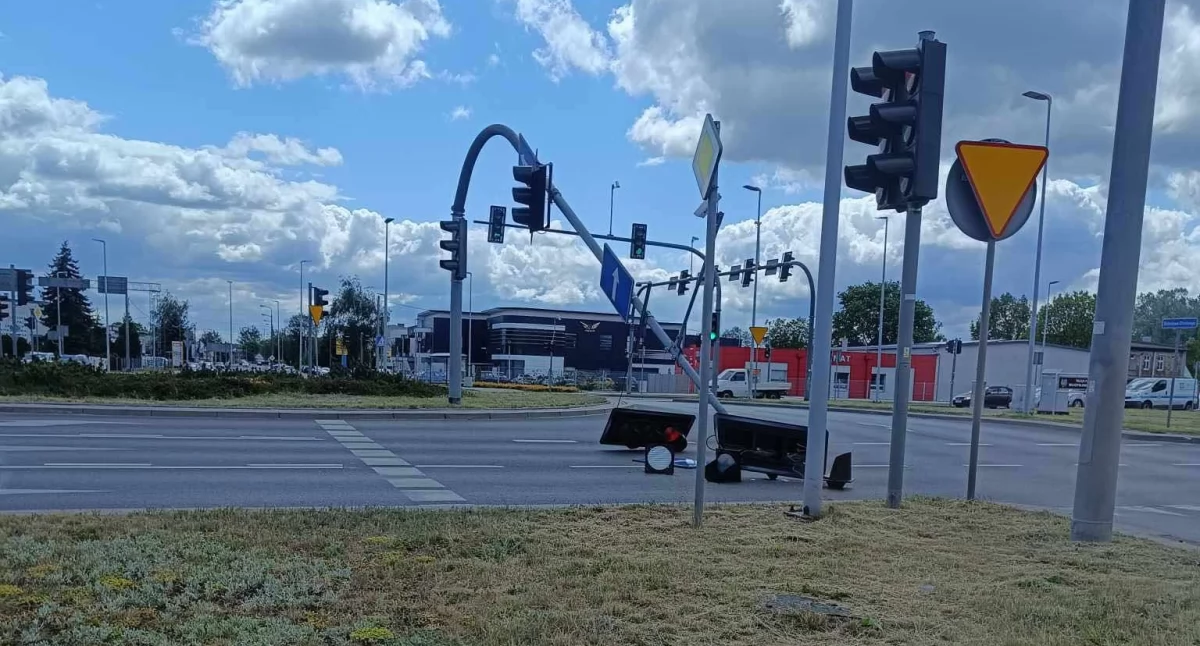 Na skrzyżowaniu w Toruniu nie działają światła. Sygnalizacja runęła na ulice