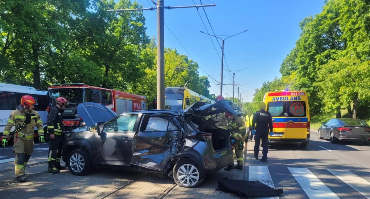 W Toruniu kierowca wjechał w słup. Ruch tramwajów został wstrzymany