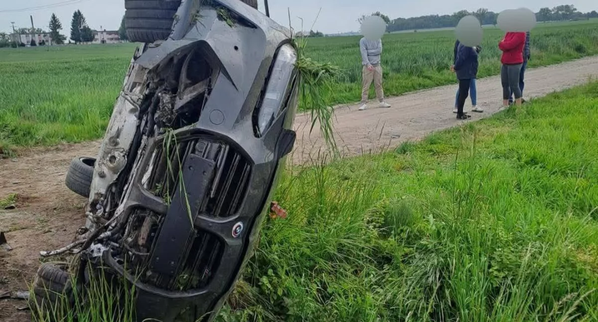 Poważny wypadek pod Toruniem. BMW wypadło z drogi i przewróciło się na bok