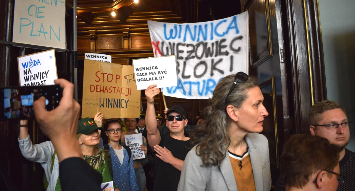 Protest w centrum Torunia. Mieszkańcy nie zostali wpuszczeni na uroczystą sesję rady miasta