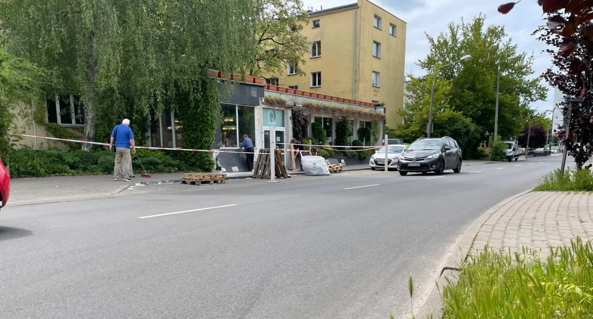 Kierowca BMW wjechał w kwiaciarnię w Toruniu. Trwa policyjna obława