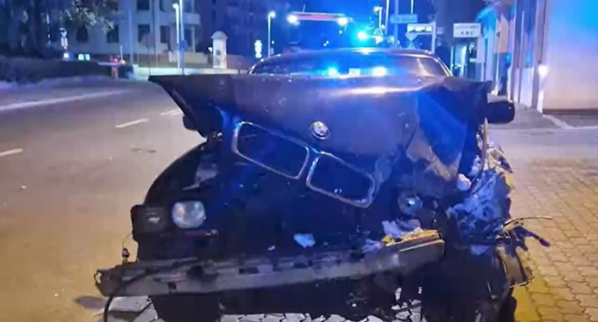 Kierowca BMW uderzył w budynek kwiaciarni w Toruniu. Policja wydała komunikat