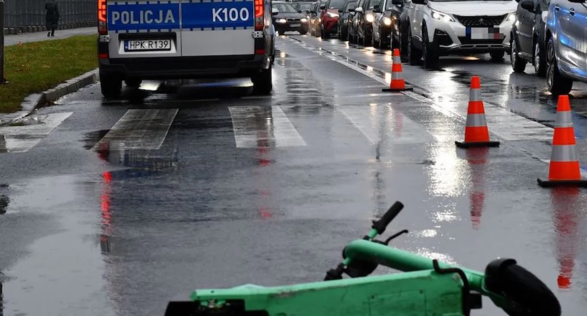 Wypadek na hulajnodze w Toruniu. Młody chłopak wjechał w auto