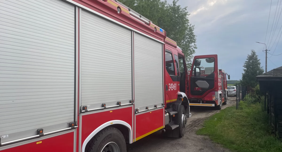 Dramat w małej wsi pod Toruniem. Pijany mężczyzna wszedł na dach budynku