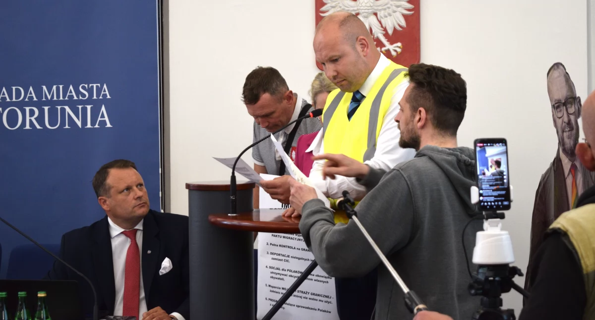 Awantura na sesji rady miasta w Toruniu. Protestujący zablokowali mównicę