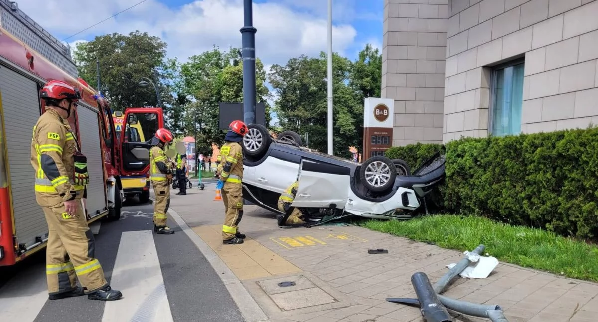 Poważny wypadek w centrum Torunia. Auto dachowało przed przejściem dla pieszych