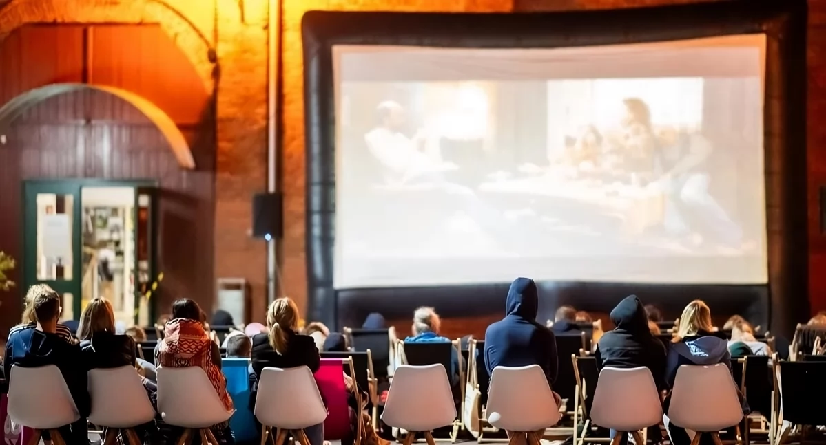 Centrum handlowe w Toruniu uruchomi kino plenerowe. Przygotowano darmowe pokazy