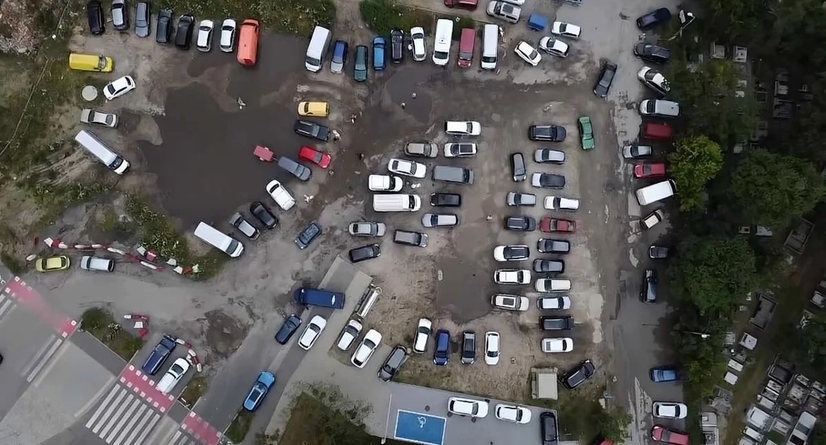 „Dziki” parking w Toruniu znika na dobre. W centrum miasta powstaje nowa droga