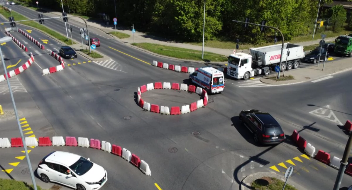 Wypadek na testowym rondzie w Toruniu. 87-latek wjechał w rowerzystę