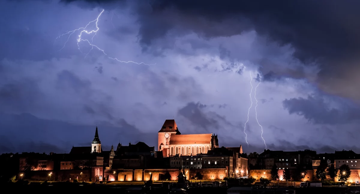 Burza zakończy upały w Toruniu. IMGW wydał dwa ostrzeżenia