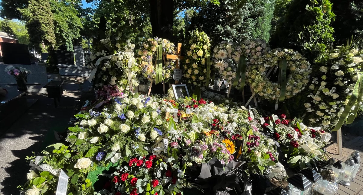 Toruń pożegnał znanego lekarza. Jego grób pokryły białe róże