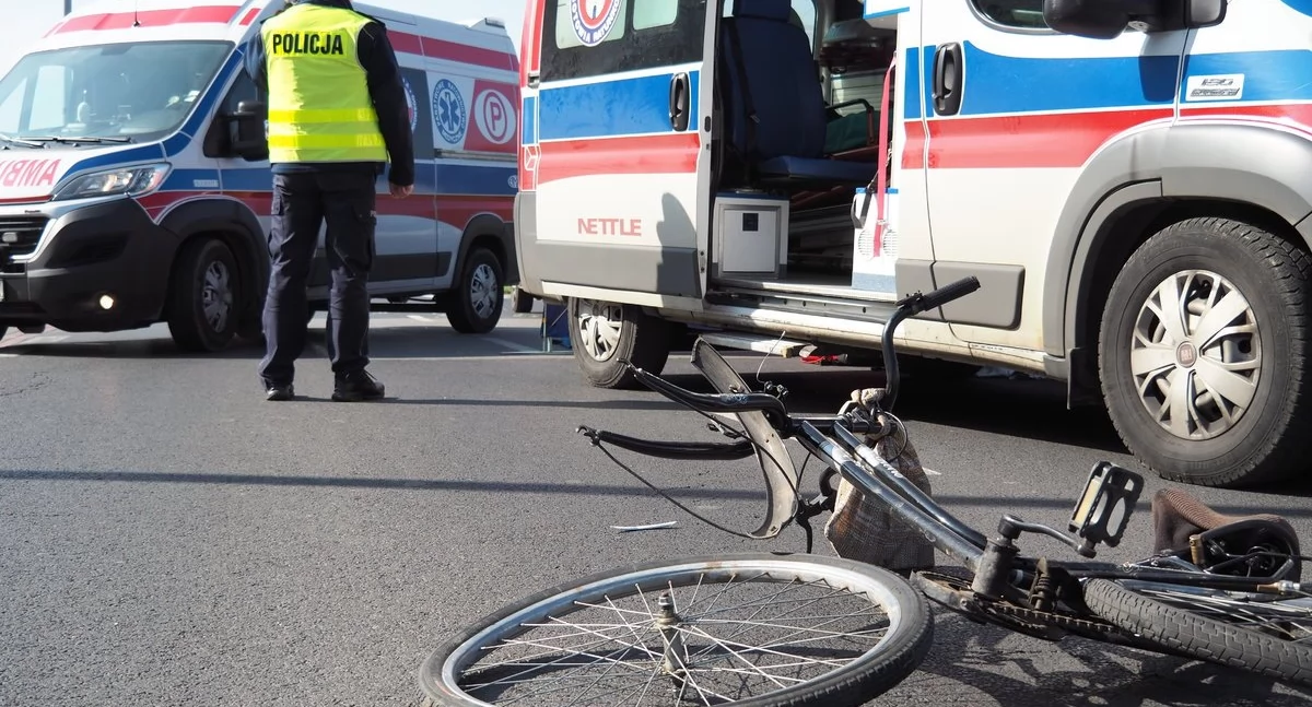 Potrącenie rowerzystki w Toruniu. Kobieta wjechała na pasy na czerwonym