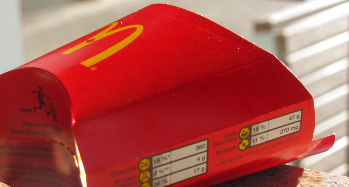 Młody mężczyzna okradł policjanta w McDonaldzie w Toruniu. Sąd podał jego dane