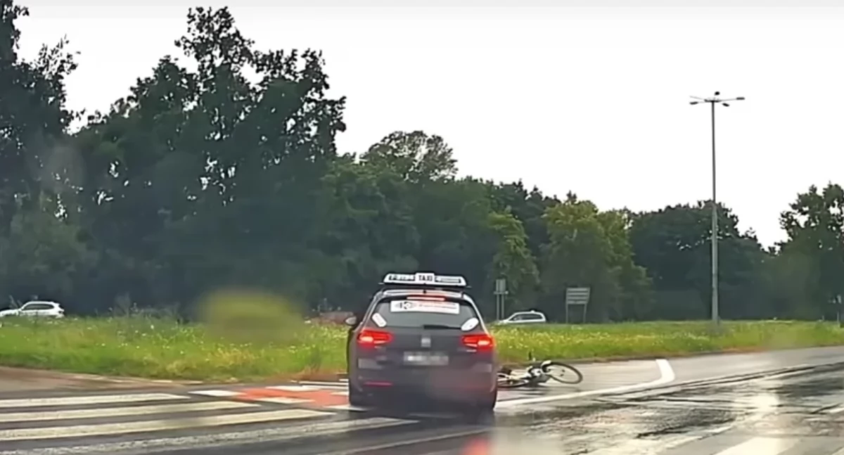 Taksówkarz potrącił rowerzystkę na pasach w Toruniu. Rok temu zginęła tam kobieta