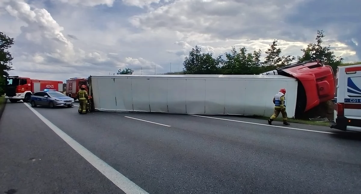 Spektakularny wypadek pod Toruniem. Ciężarówka przewróciła się na drogę