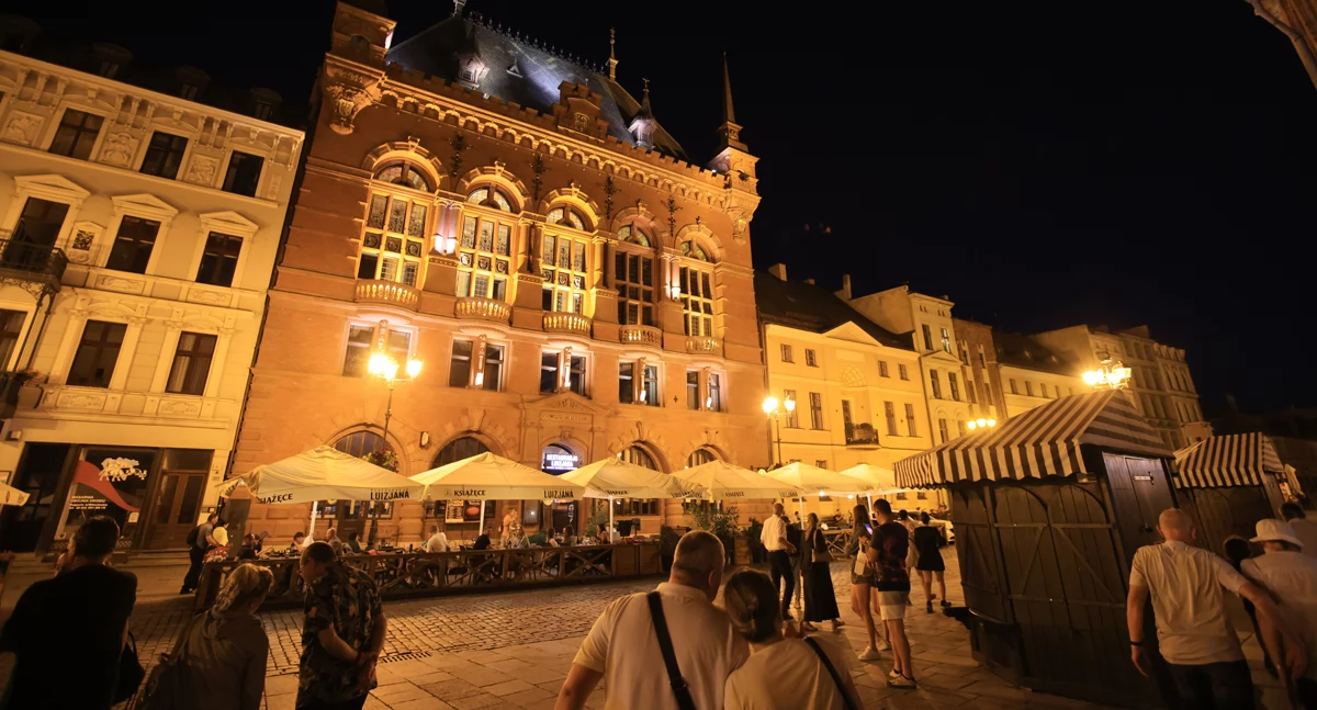 Pijana kobieta zrobiła awanturę w centrum Torunia. Na rękach trzymała małe dziecko 