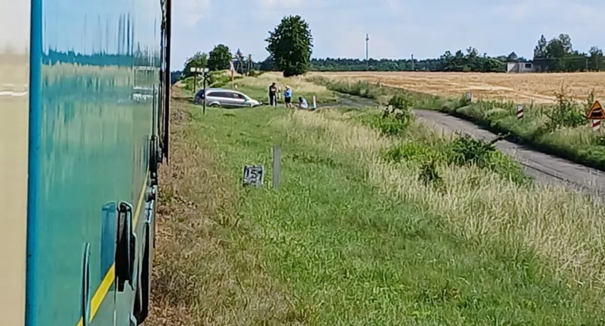Groźny wypadek pod Toruniem. Pociąg zderzył się z samochodem