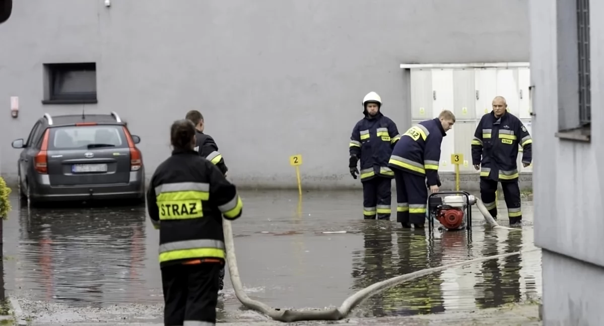 Silna ulewa przeszła przez Toruń. Ulice zamieniły się w rwące potoki