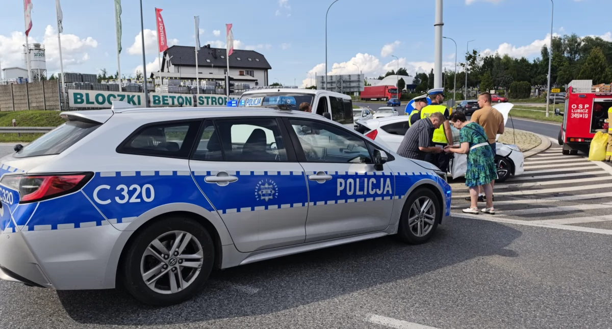 Wypadek na skrzyżowaniu pod Toruniem. Senior zignorował czerwone światło