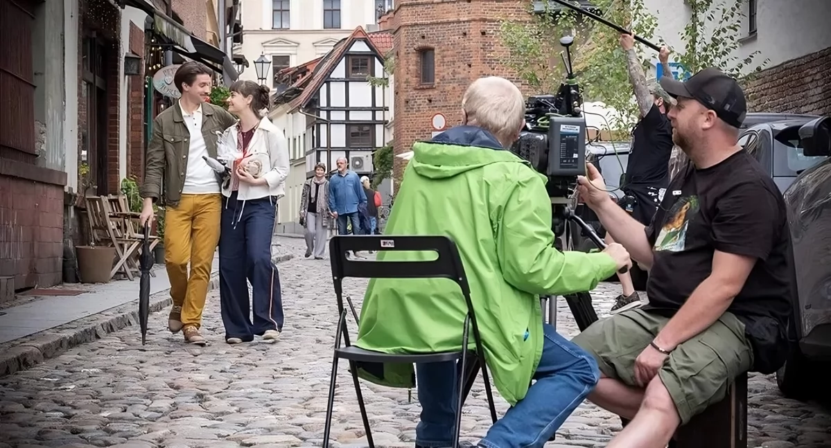 Gwiazdy serialu TVP na ulicach Torunia. W centrum powstały zdjęcia do kultowej produkcji 