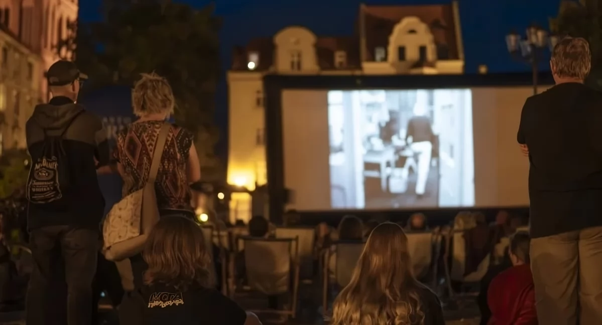 W Toruniu uruchomiono kino plenerowe. Wstęp na wszystkie pokazy jest bezpłatny