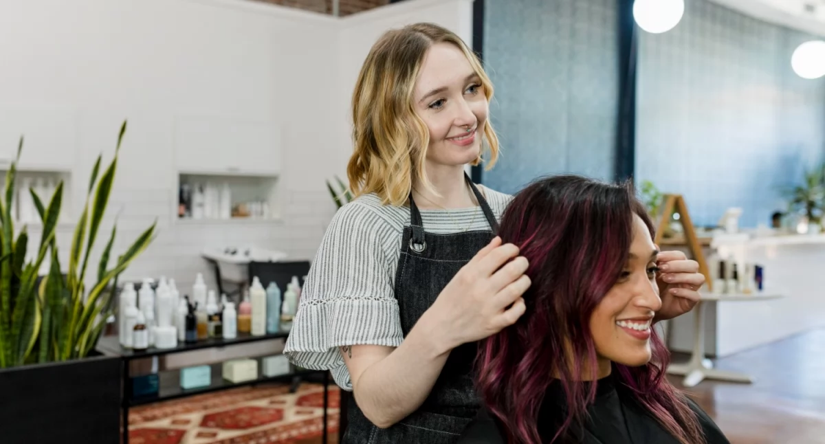 Nowoczesny salon fryzjerski - jak stworzyć przestrzeń, która łączy styl z funkcjonalnością