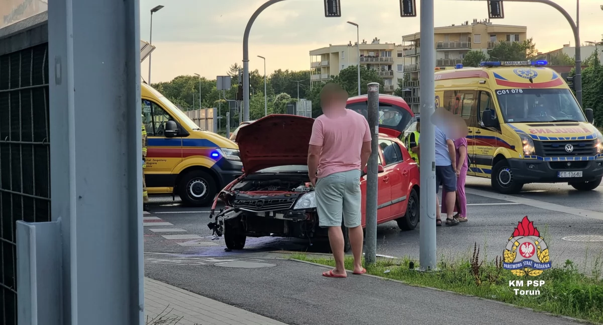 Wypadek na ruchliwym skrzyżowaniu w Toruniu. 50-latka wjechała na czerwonym