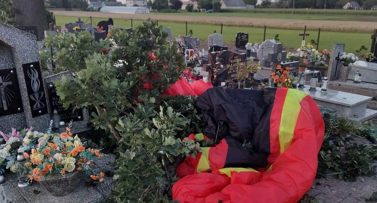 Śmiertelny wypadek w pobliżu Torunia. Motoparalotniarz spadł na cmentarz
