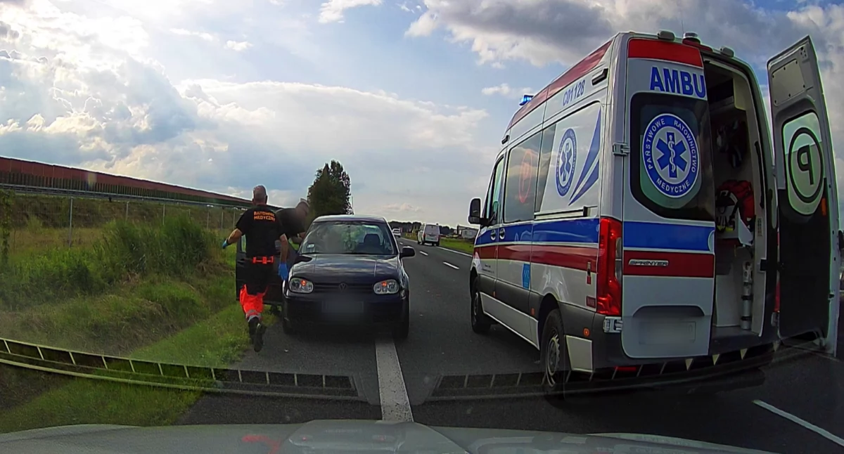 Akcja ratunkowa na drodze niedaleko Torunia. Żołnierz ruszył z pomocą