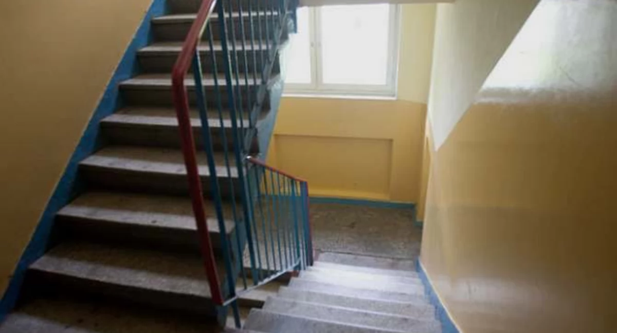 Problem mieszkańców bloku w Toruniu. Nęka ich dziwnie przebrany mężczyzna