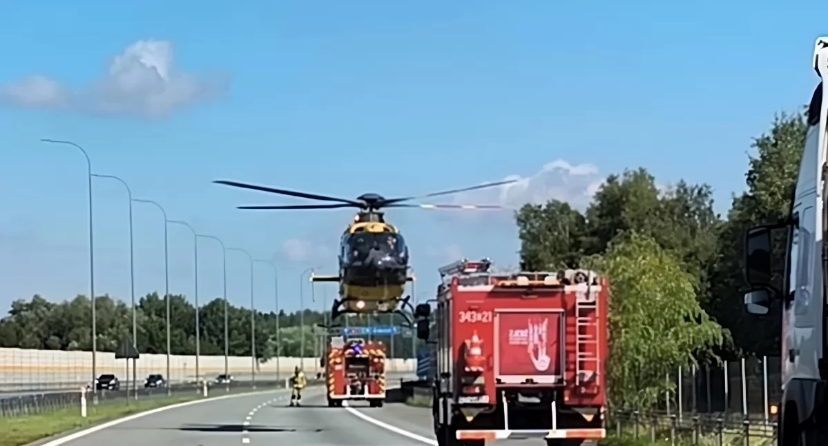 Kierowca wjechał w słup pod Toruniem. Wezwano śmigłowiec LPR