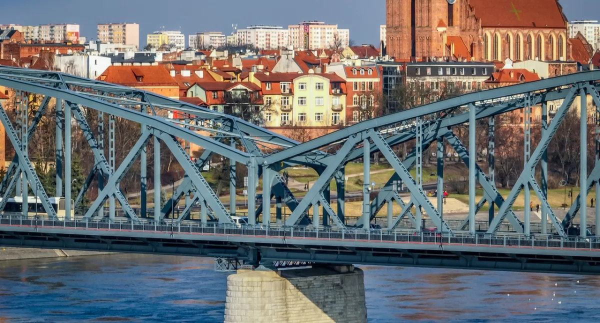 Dramatyczna akcja ratunkowa w Toruniu. Kobieta skoczyła z mostu do Wisły