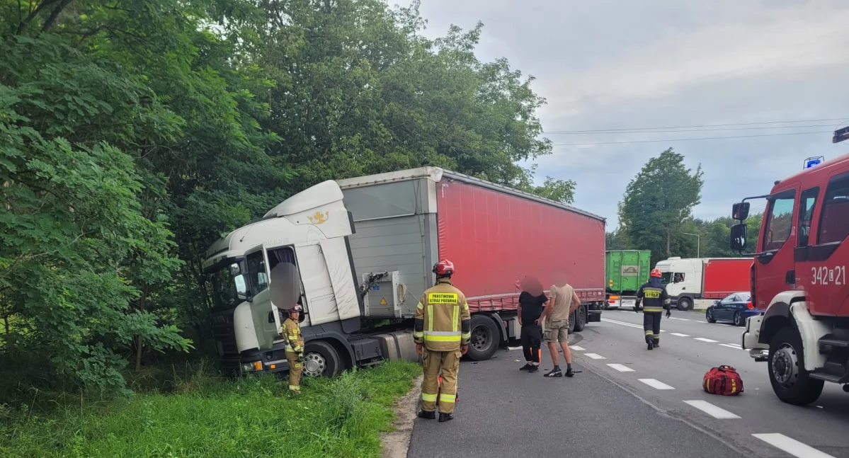 Dwie ciężarówki zderzyły się na drodze pod Toruniem. Jedna osoba jest ranna
