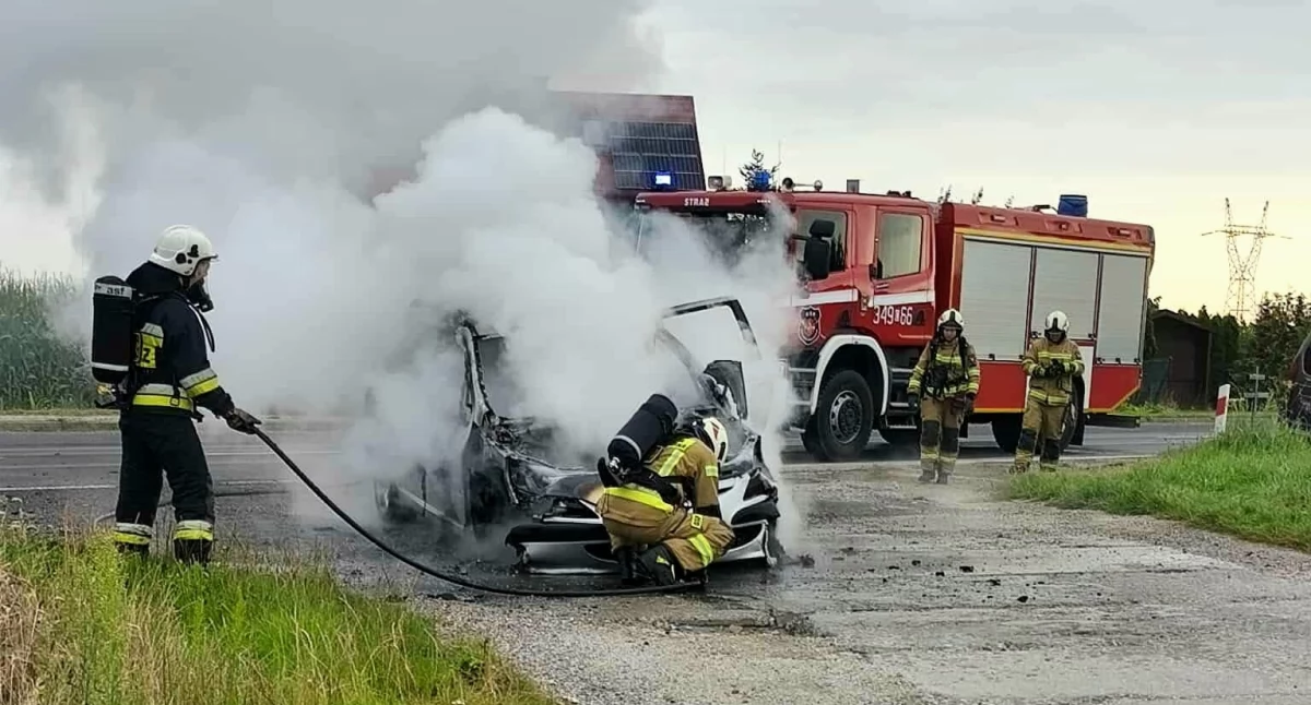 Pod Toruniem auto stanęło w płomieniach. Pożar wymknął się spod kontroli